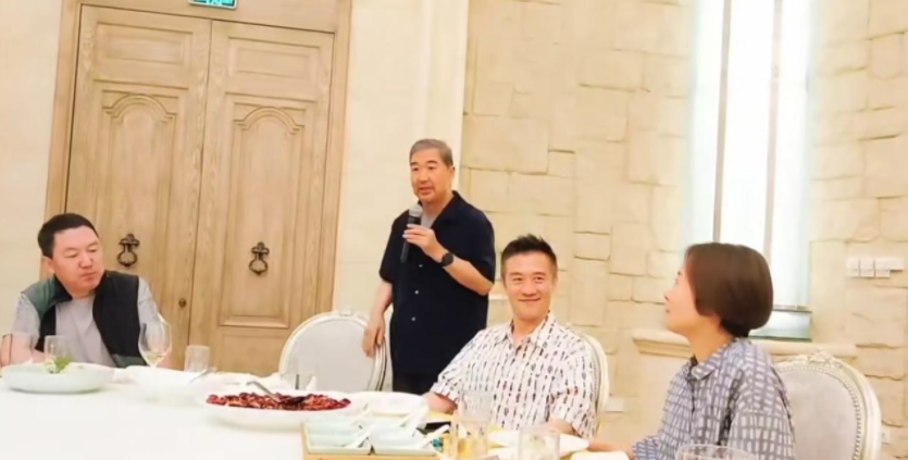 黄志忠带柯蓝和张国立聚餐！黄志忠看不出像56岁，和柯蓝拉手恩爱